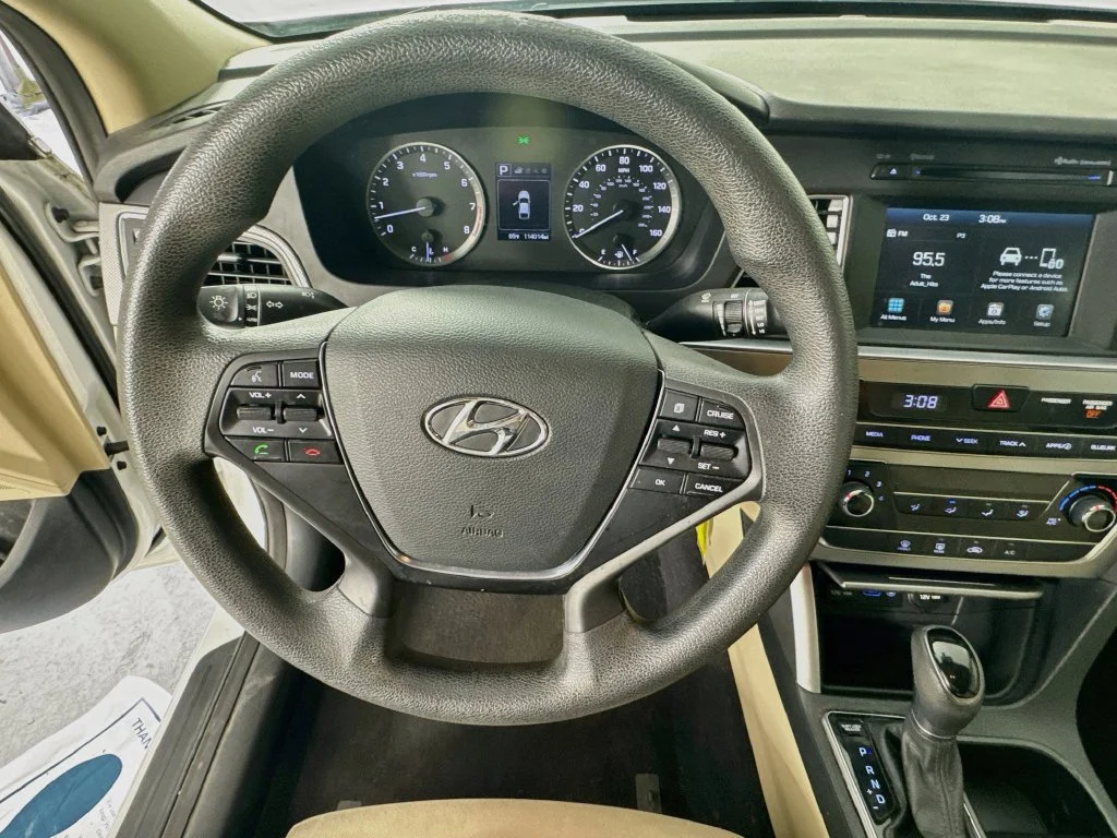 Used 2017 Quartz White Pearl Hyundai SE image 12