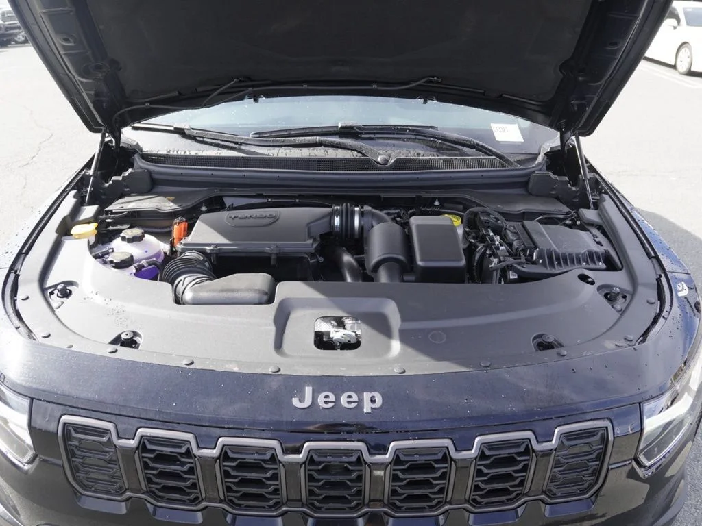 New 2026 Diamond Black Crystal Pearl-Coat Exterior Paint Jeep Limited image 26