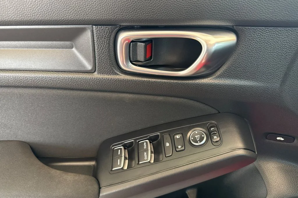 Used 2025  Honda Sport image 15