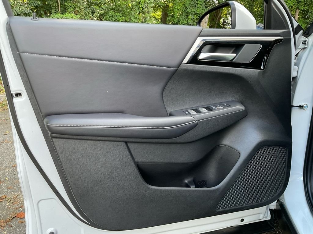 Used 2023 White Mitsubishi SE Special Edition image 32