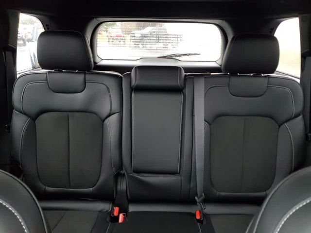 New 2026 Bright White Clear-Coat Exterior Paint Jeep Altitude image 13