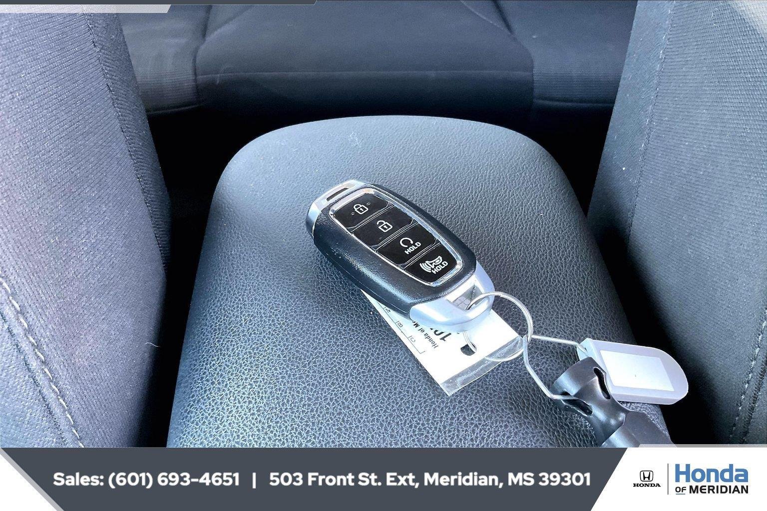 Used 2022 Lunar White Hyundai SEL image 9