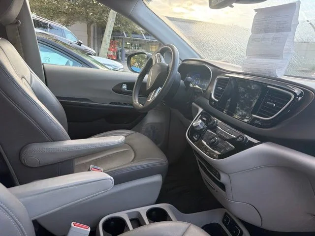 Used 2017 Crystal Metallic Chrysler Touring image 13
