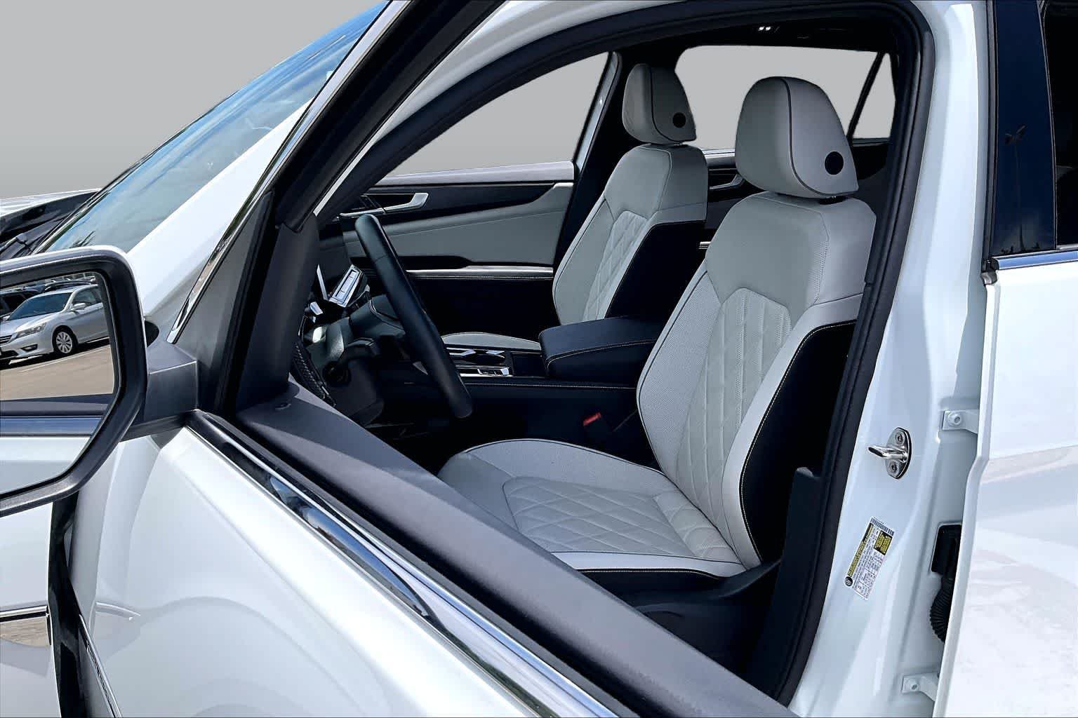 Used 2025 Opal White Pearl Volkswagen 2.0T SEL Premium R-Line image 8