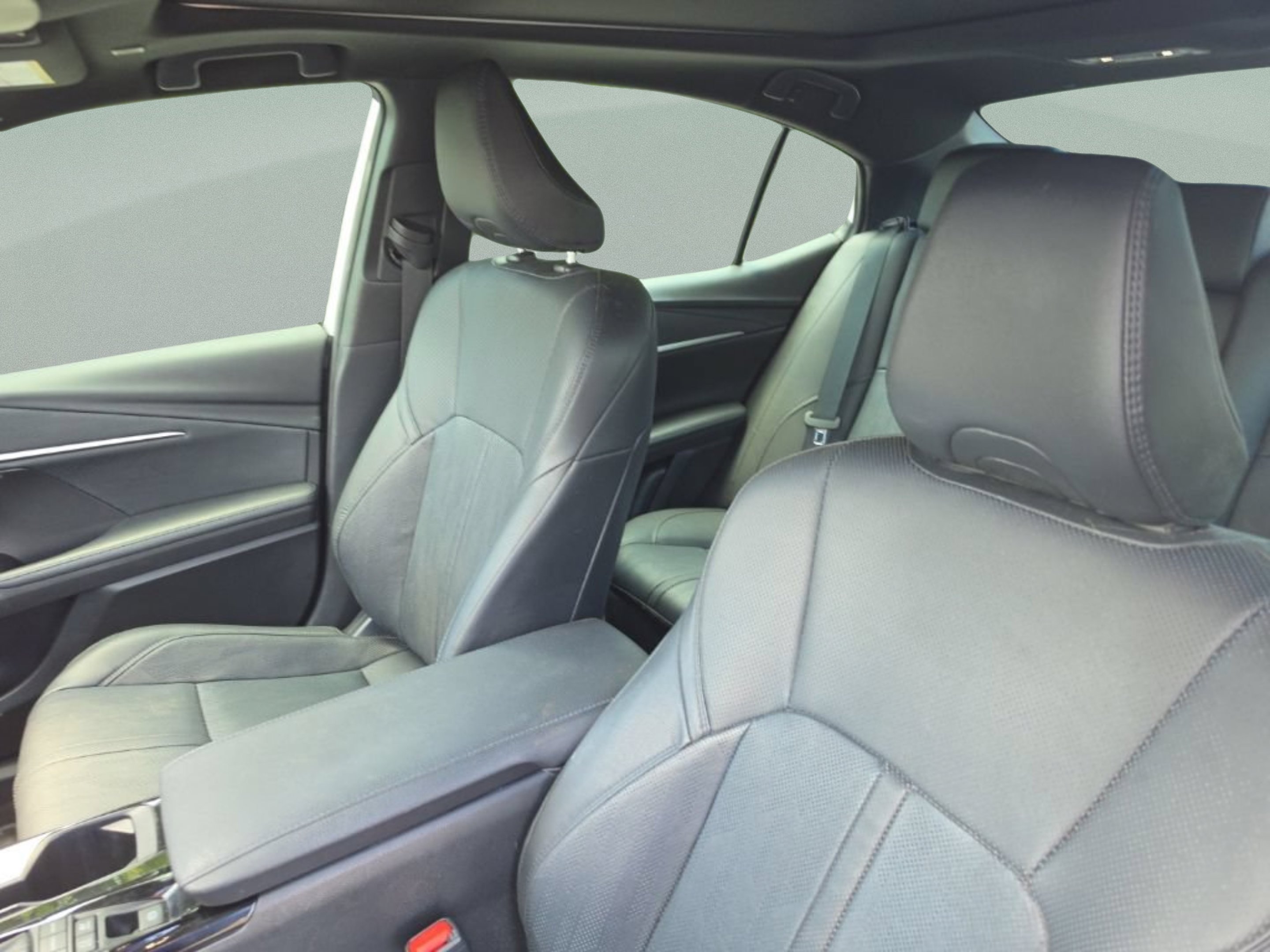 Used 2025 Off-white Toyota XSE image 19