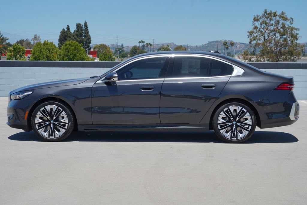 New 2026 Dark Graphite Metallic BMW 530i image 4