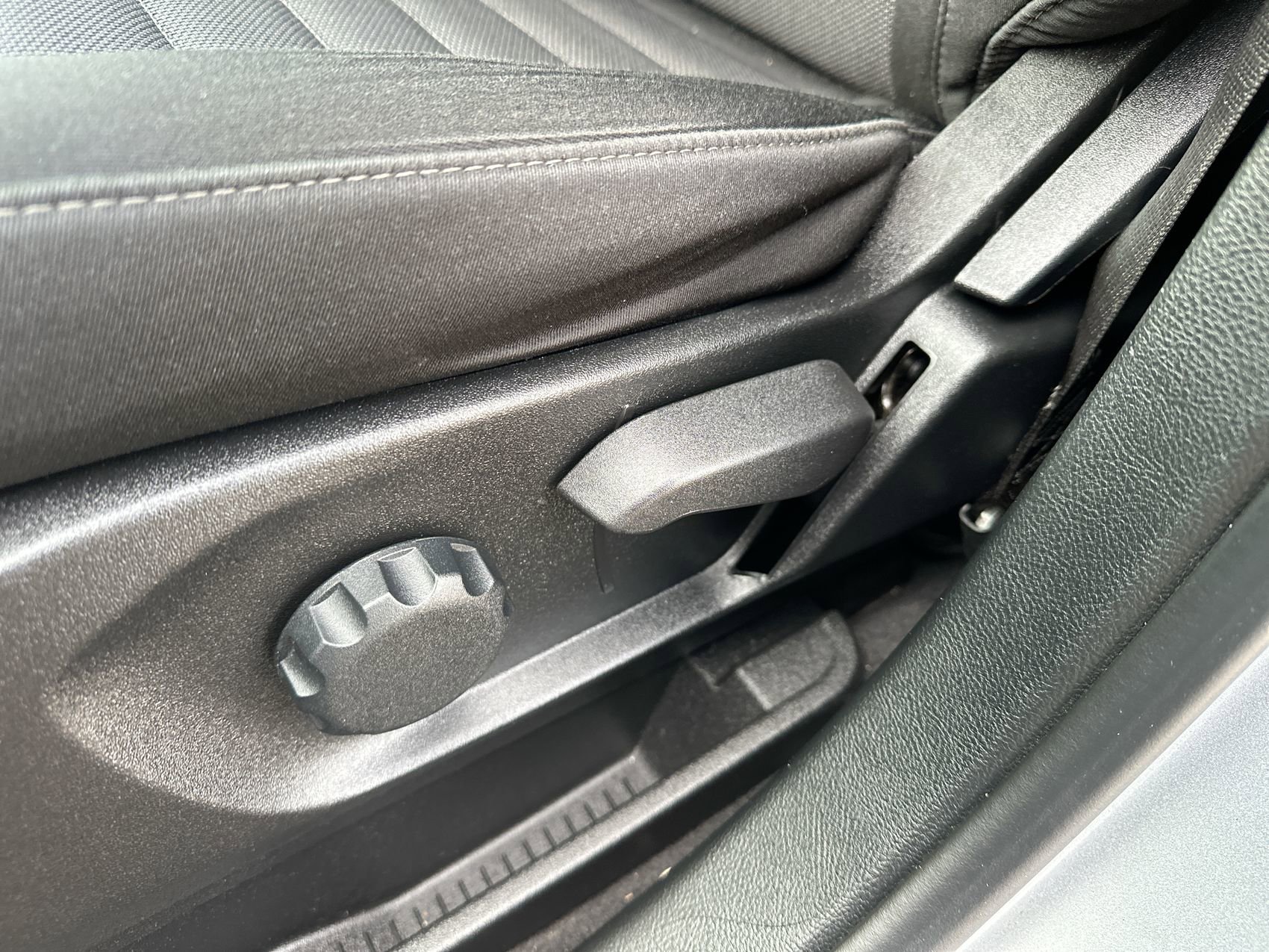 Used 2024 Silver Metallic Ford SE image 12