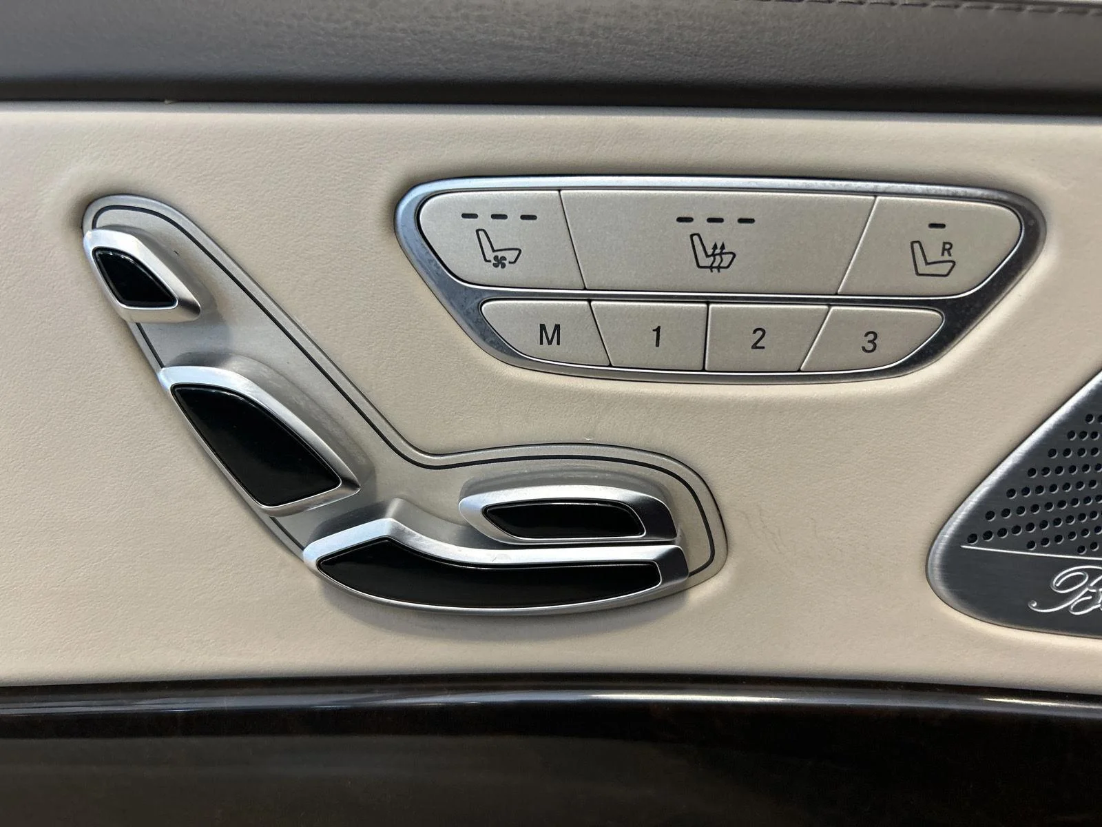 Used 2019 Anthracite Blue Metallic Mercedes-Benz Maybach S 560 image 23
