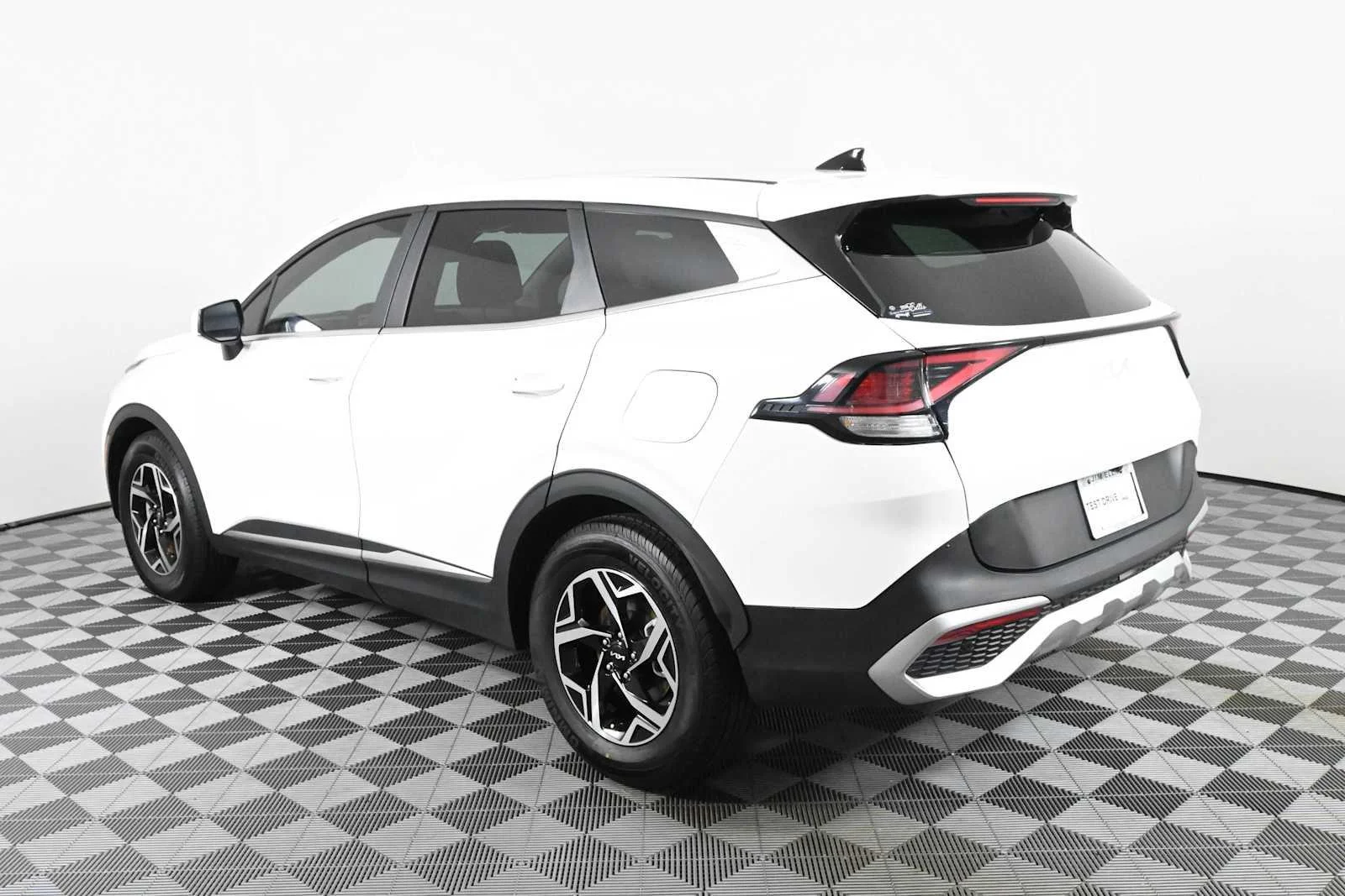 Used 2023 Snow White Pearl Kia LX image 5