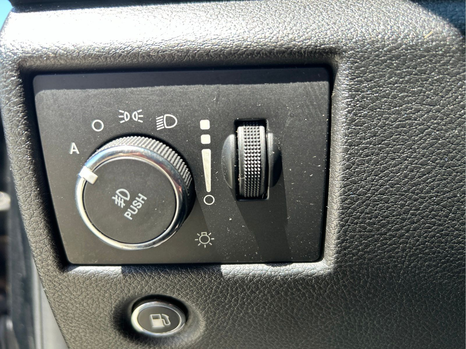 Used 2018 Black Jeep Altitude image 25