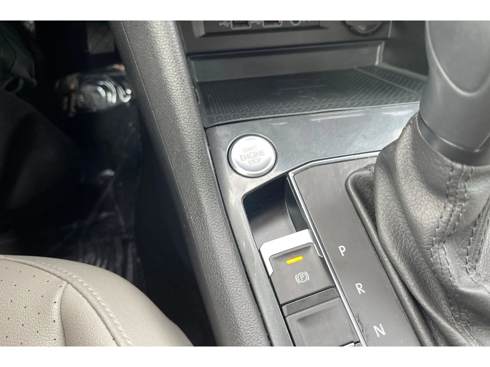 Used 2020 Platinum Gray Metallic Volkswagen SE image 31
