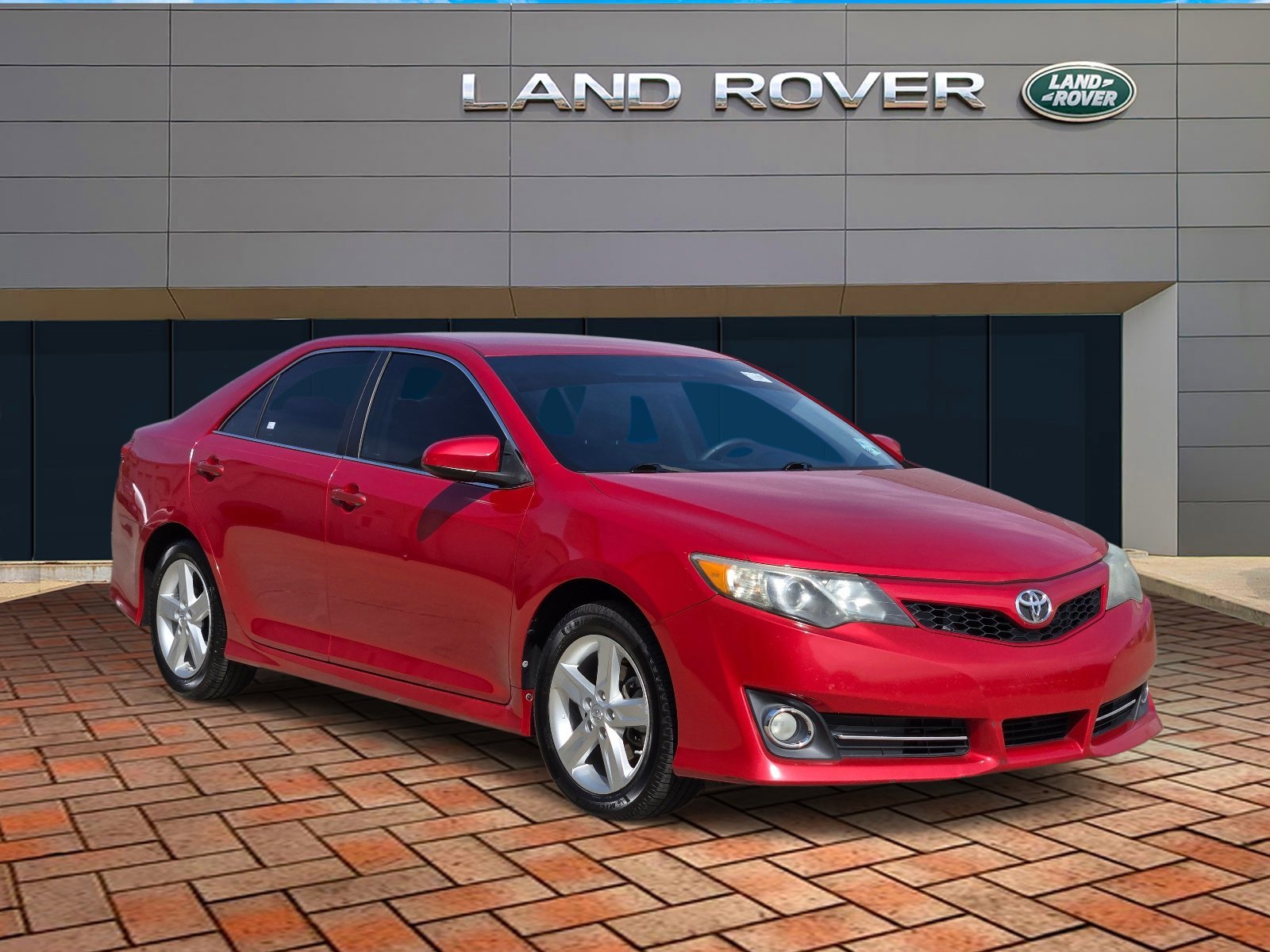 Used 2014 Barcelona Red Metallic Toyota SE image 3