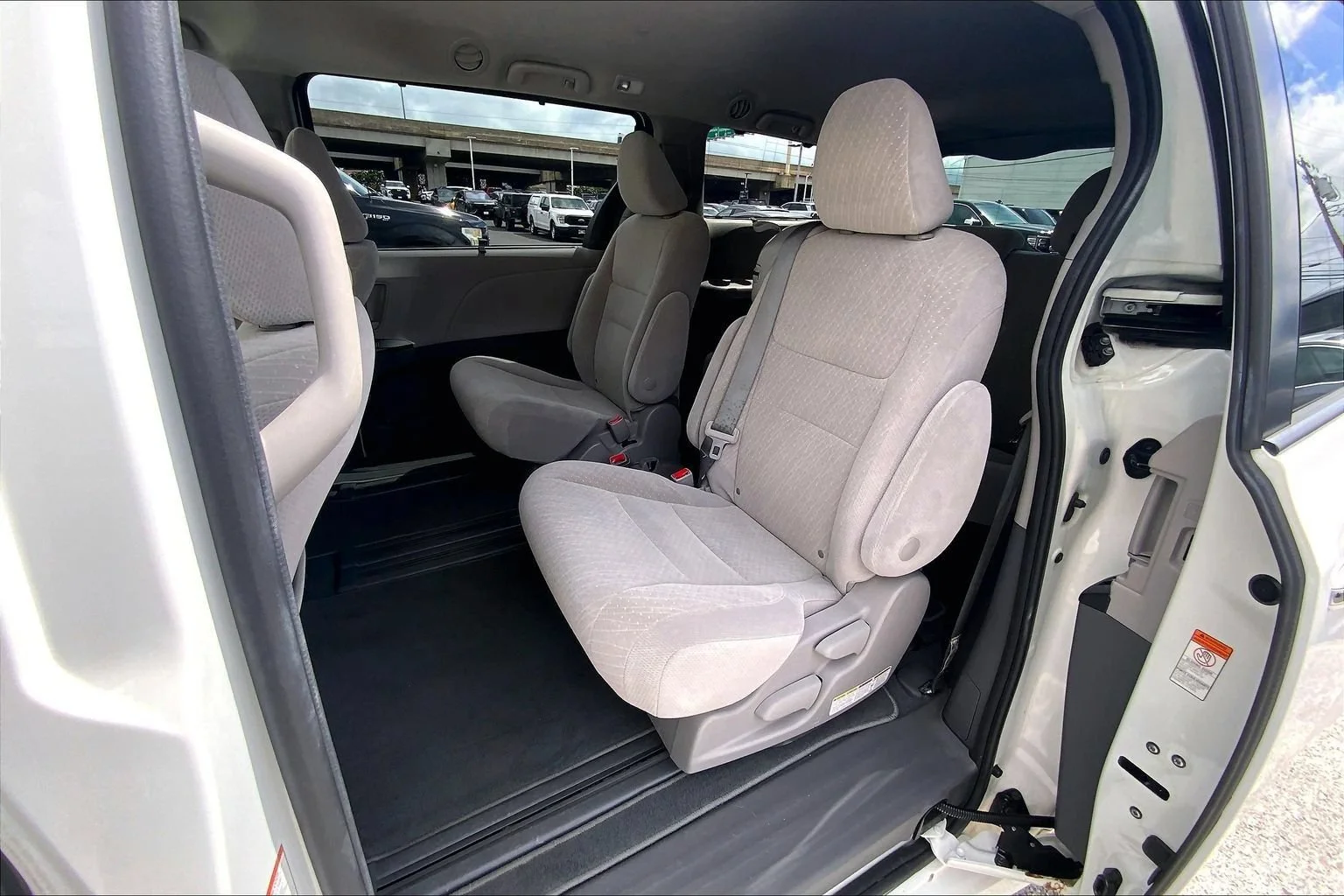 Used 2020 Whi/white Toyota LE Auto Access Seat image 29