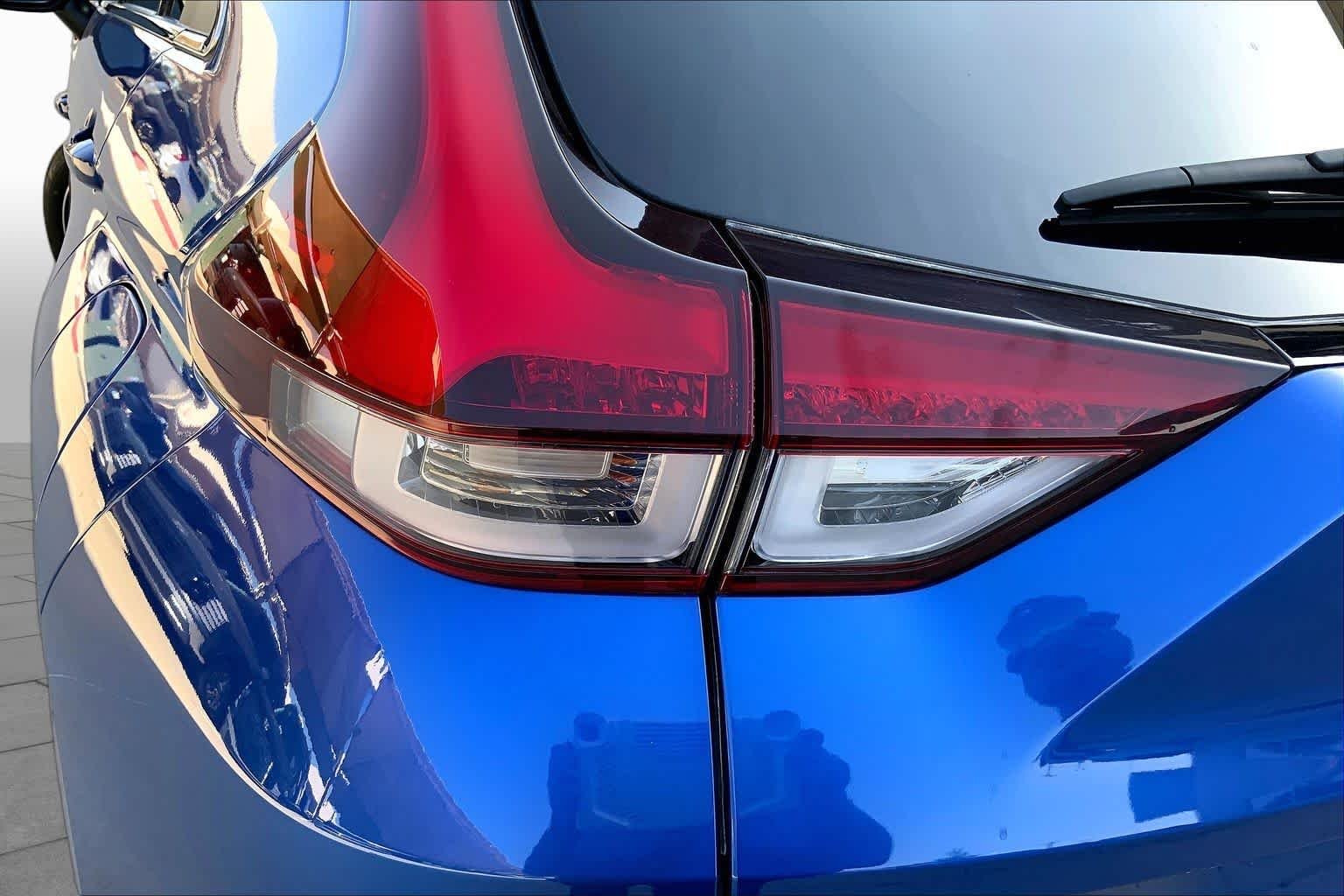 Used 2024 Lightning Blue Mitsubishi SE image 28