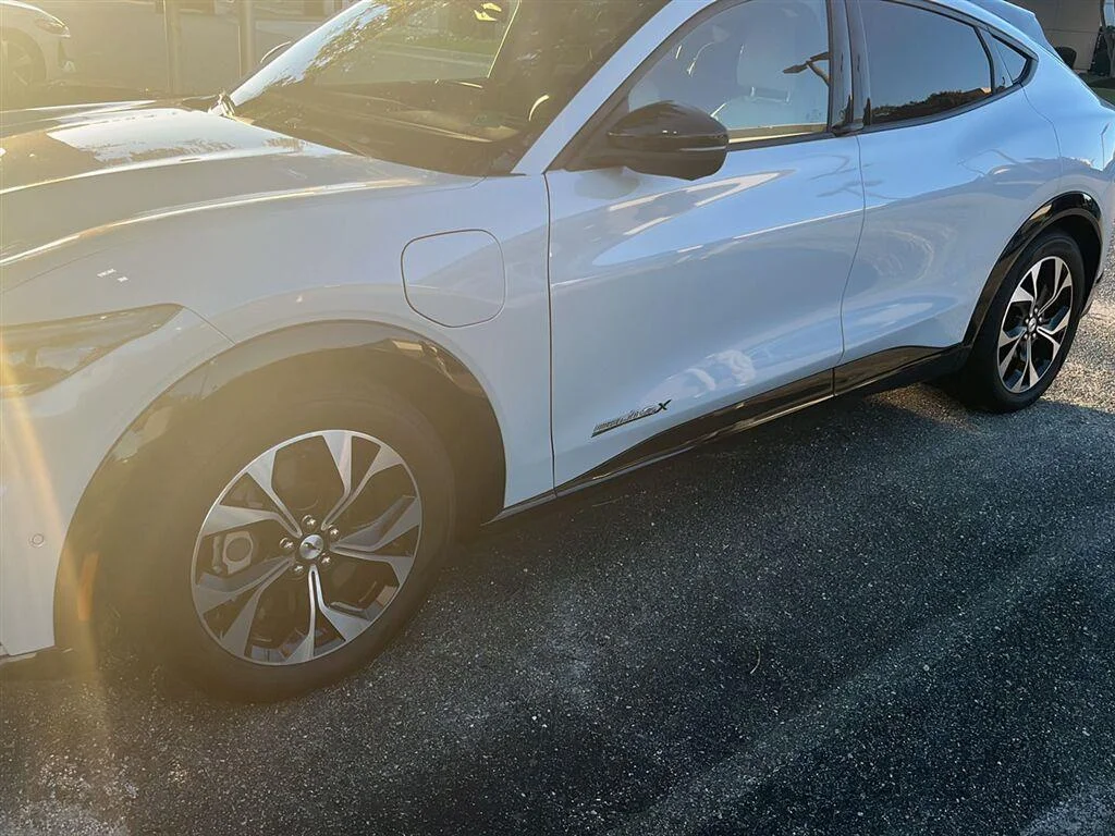 Used 2021 Space White Metallic Ford Premium image 9