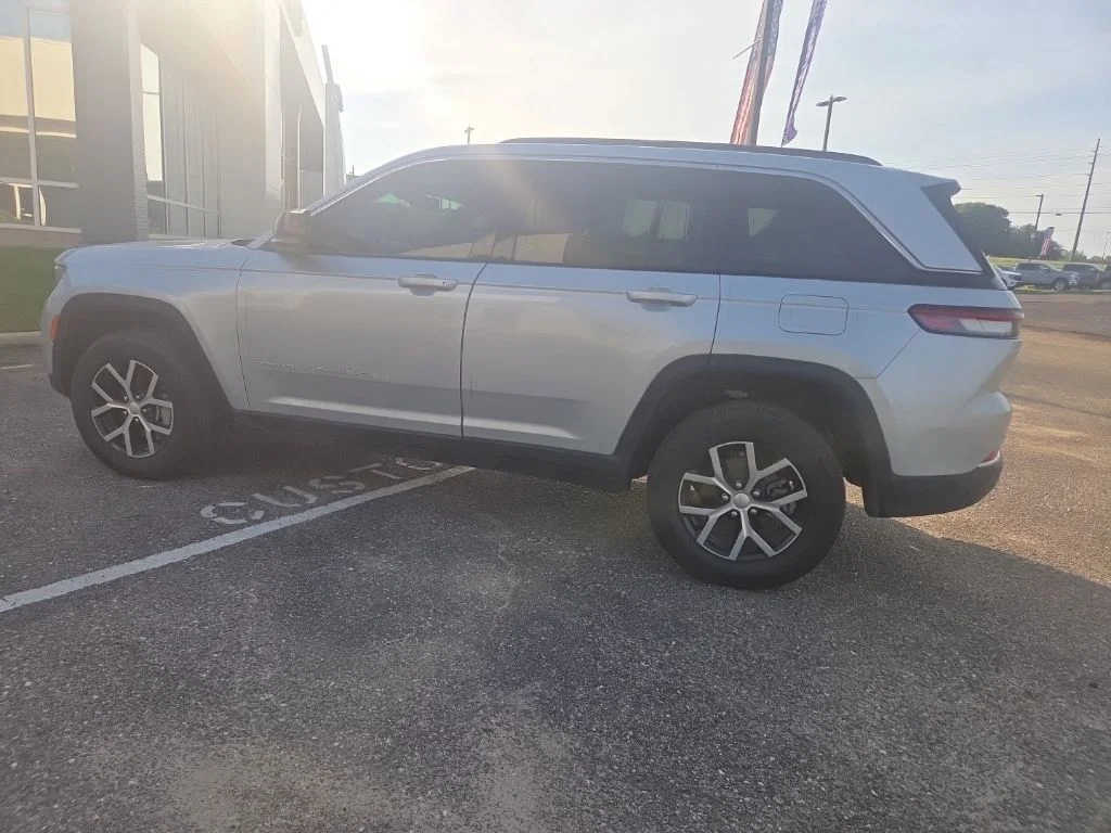 Used 2025 Silver Jeep Limited image 7