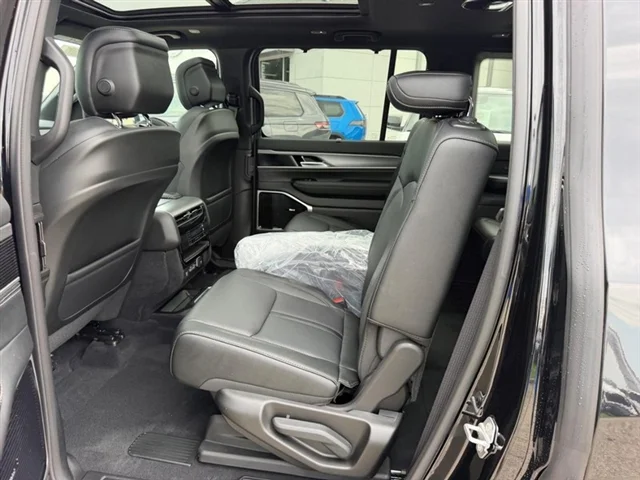 New 2026 High Gloss Black Exterior Paint Jeep Limited Reserve image 11