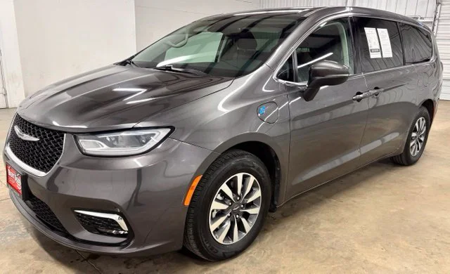 Used 2023 Gray Chrysler Touring L image 3