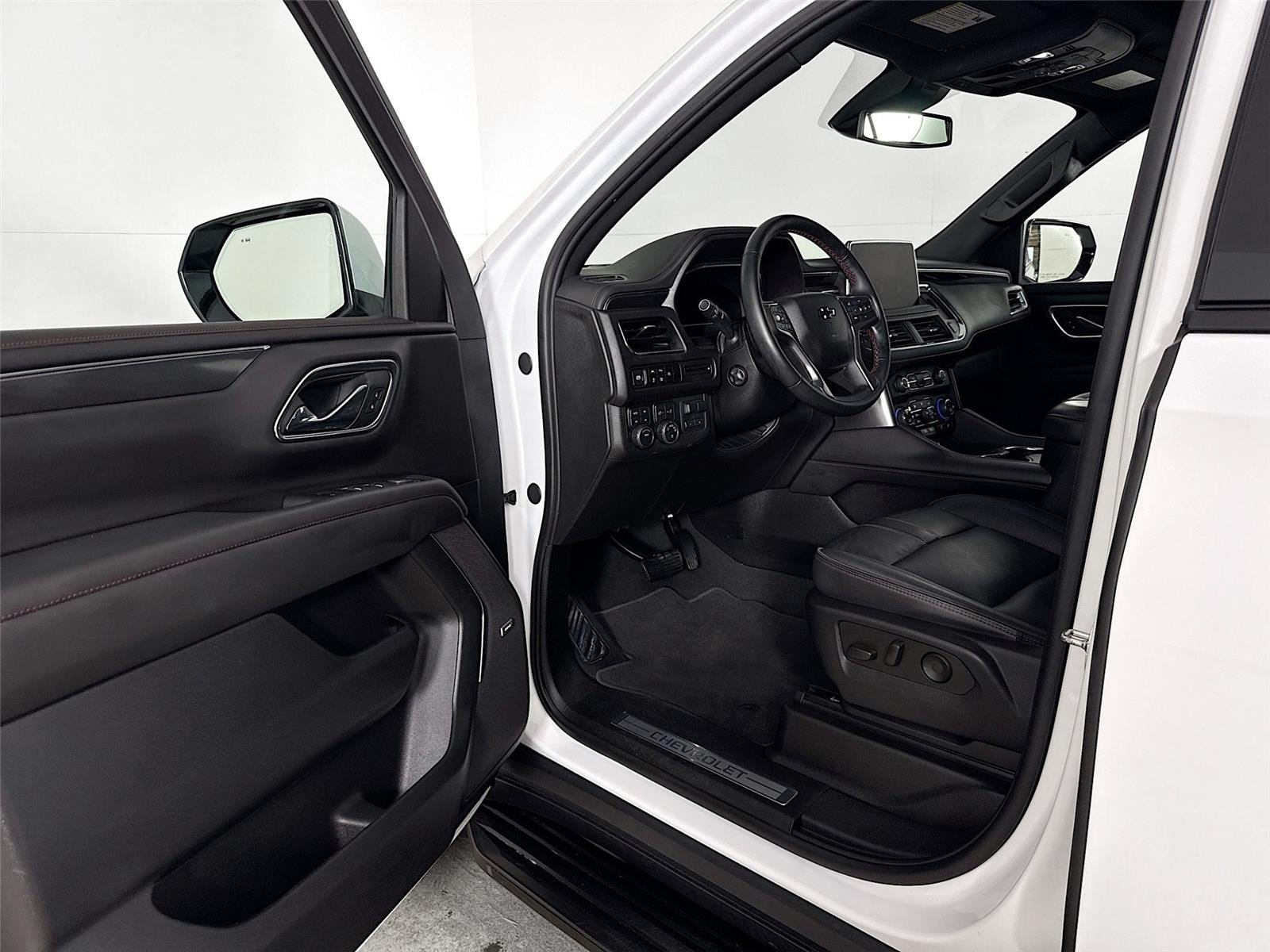 Used 2024 Summit White Chevrolet RST image 3