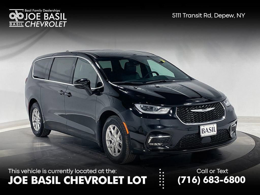 2025 Chrysler Pacifica Select's photo