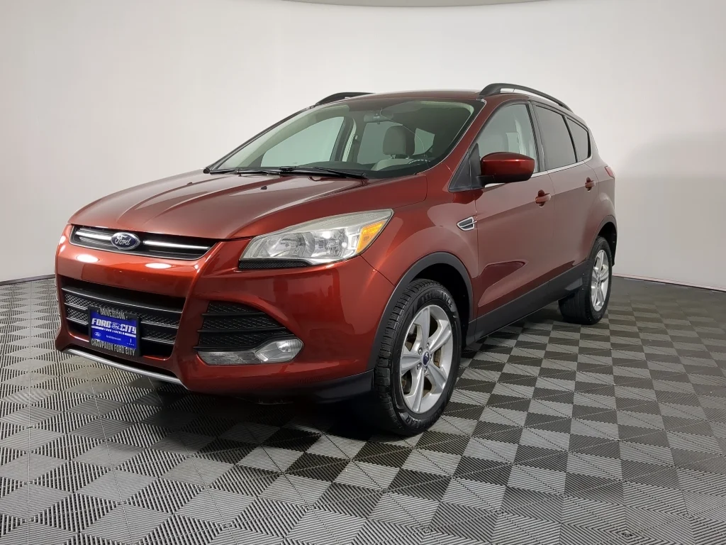 Used 2016 Red Ford SE image 4