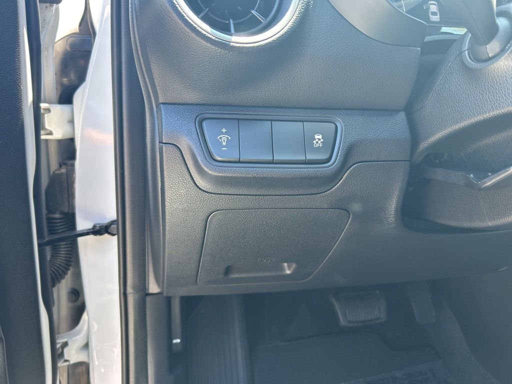 Used 2023 White Kia LXS image 24