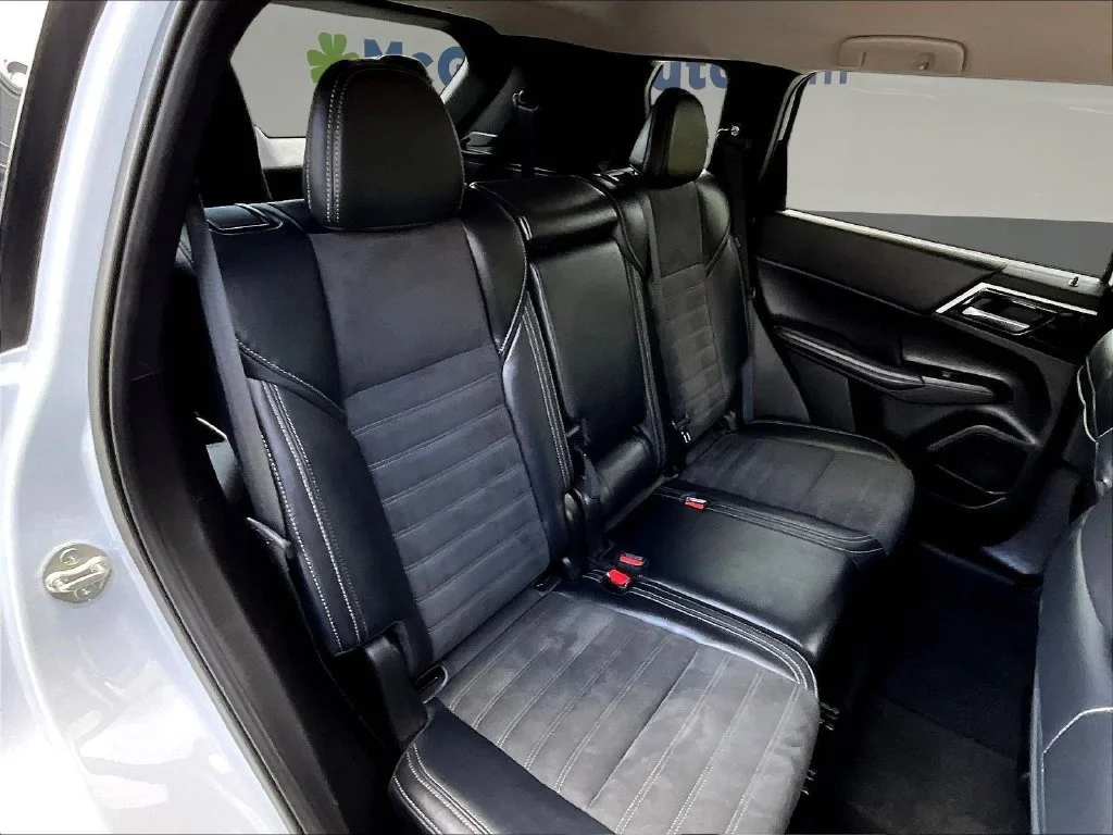 Used 2024 White Mitsubishi SE image 28