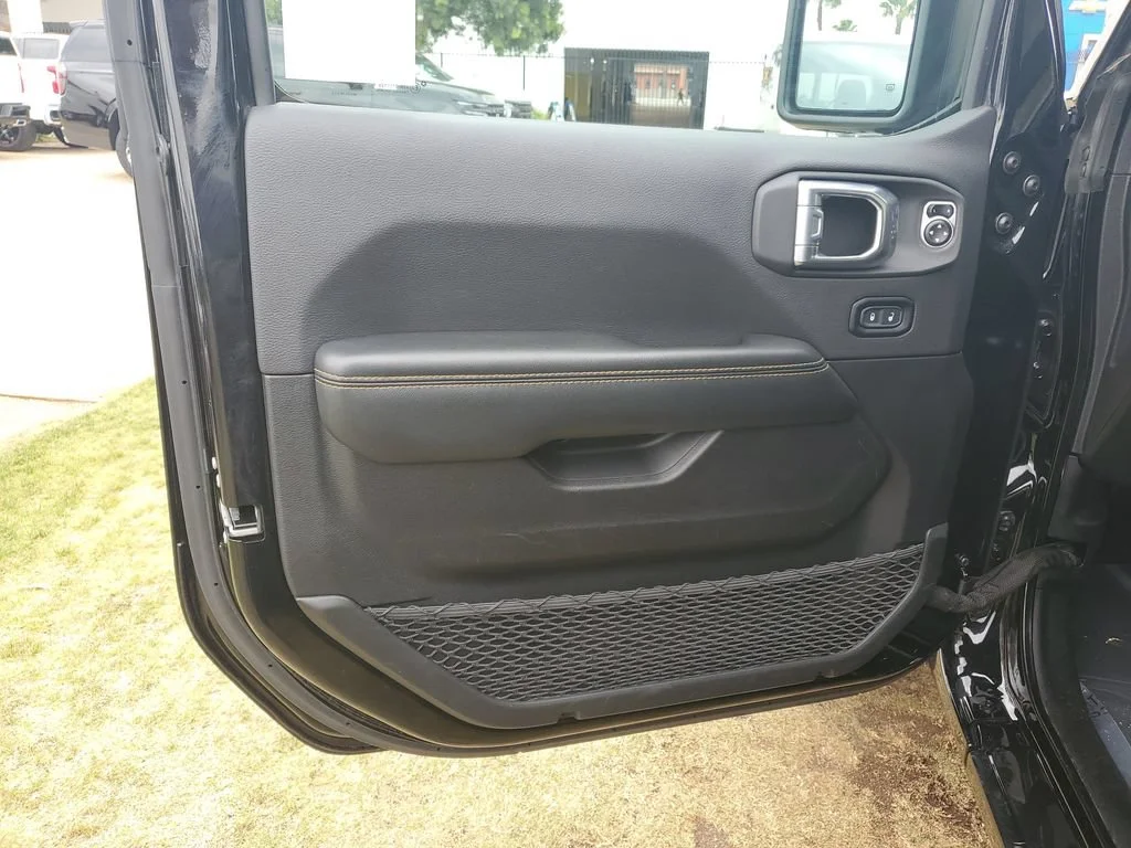 Used 2024  Jeep Sahara image 20