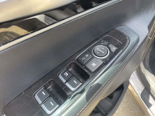 Used 2017 Silver Kia L image 12