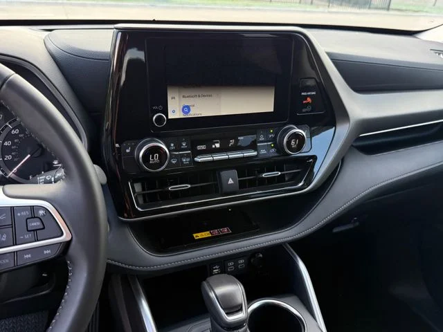 Certified Used 2025  Toyota XLE image 15