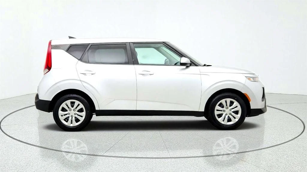 Used 2021 Sparkling Silver Kia LX IVT image 4