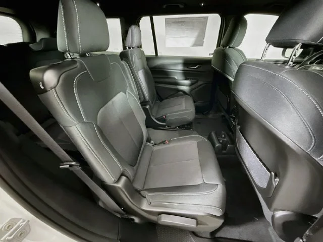 New 2027 White/off-white Jeep Laredo X image 27