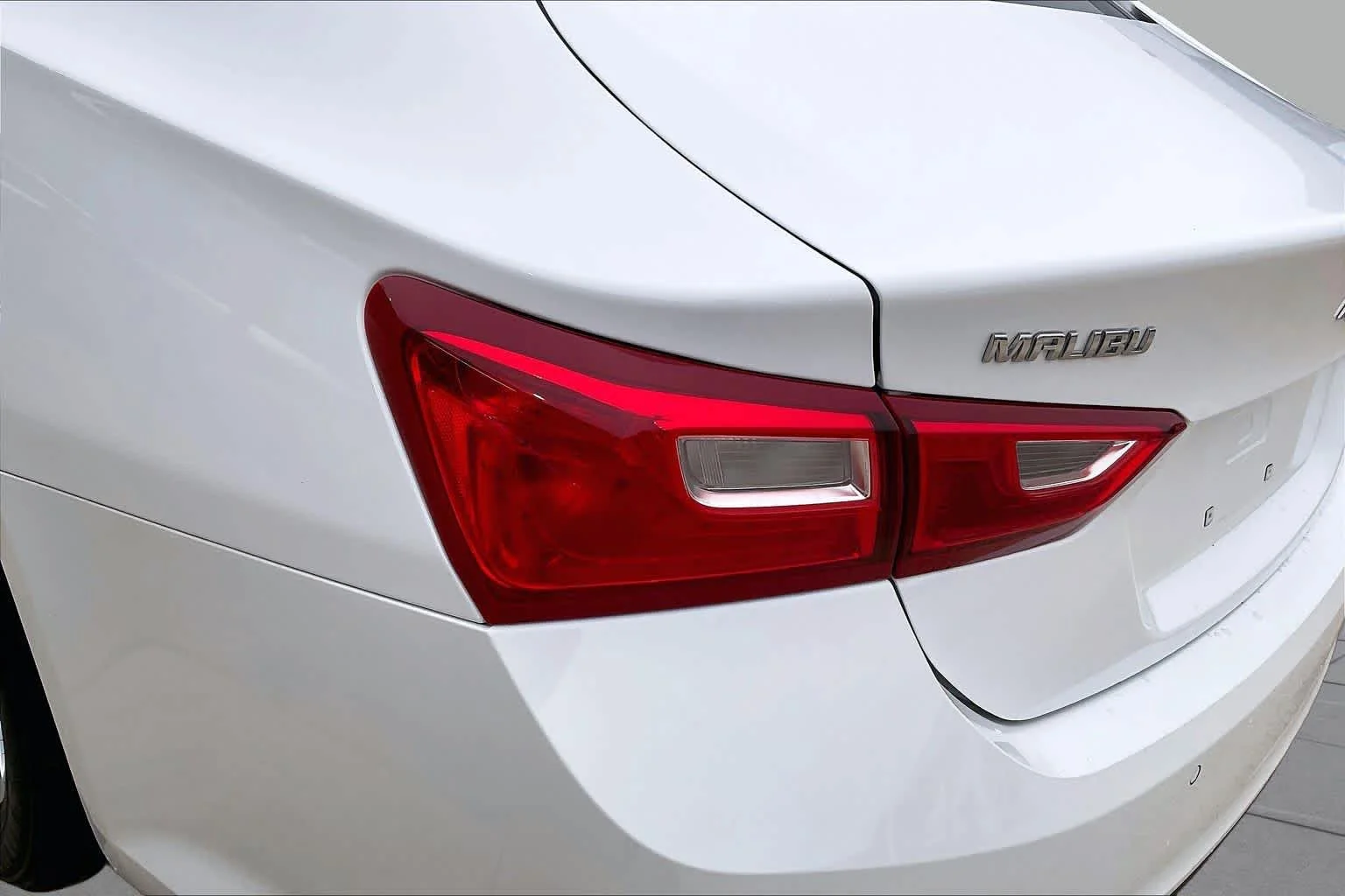 Used 2024 Summit White Chevrolet LT image 27