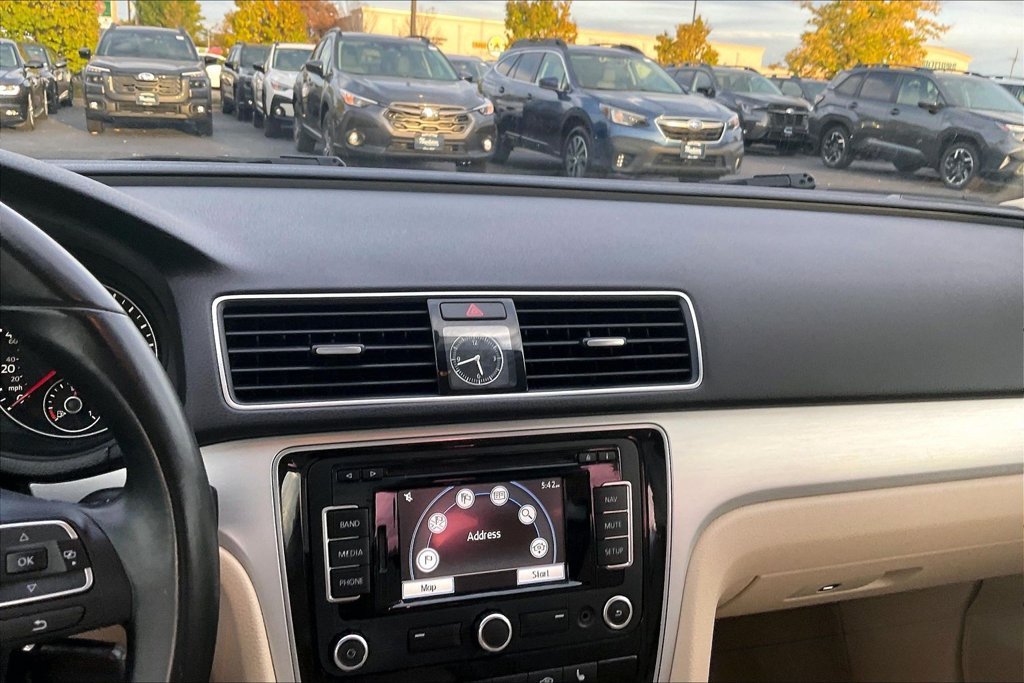 Used 2013 Red Volkswagen 2.5 SE image 6