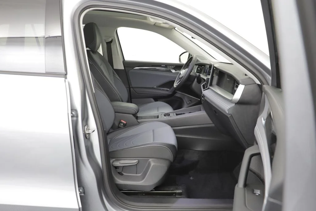 New 2026 Silver Volkswagen 2.0T SE image 19