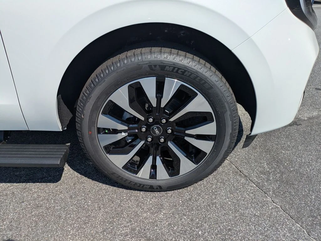 New 2027 Star White Metallic Tri-Coat Ford Platinum image 11