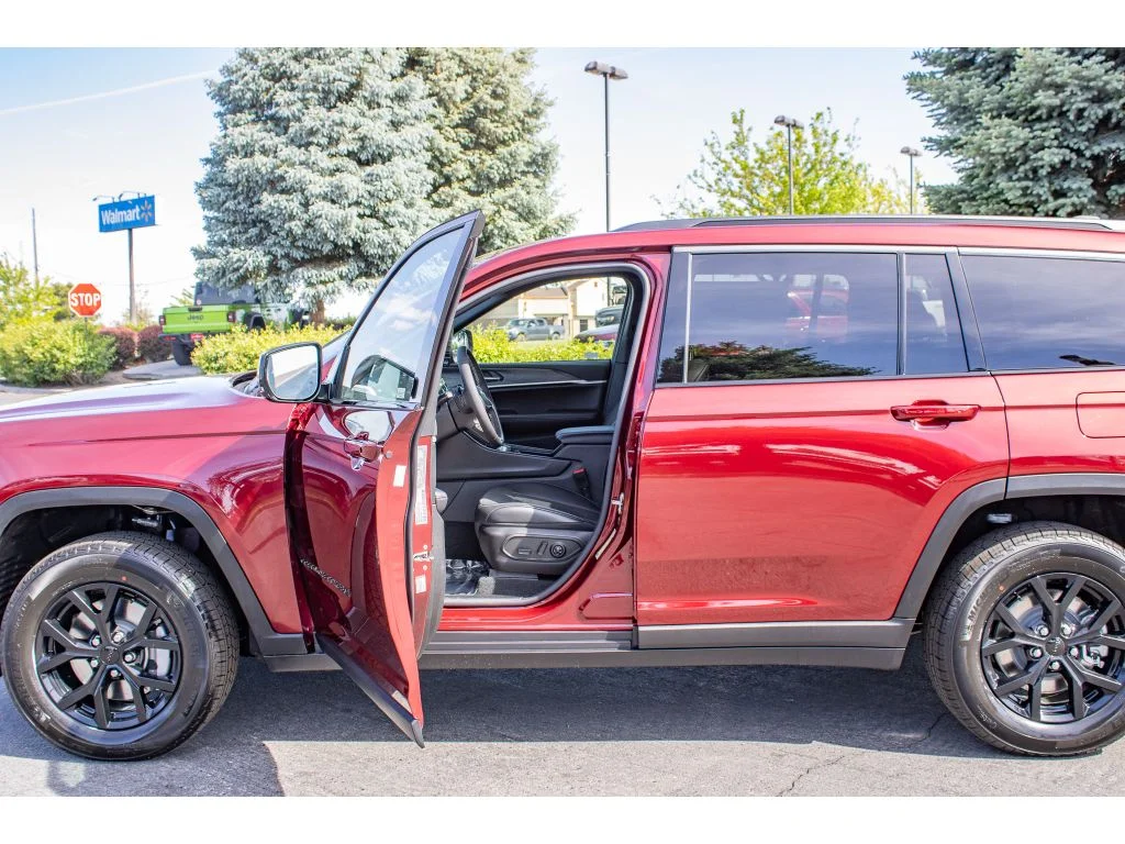 New 2026 Velvet Red Pearlcoat Jeep Laredo Altitude image 34