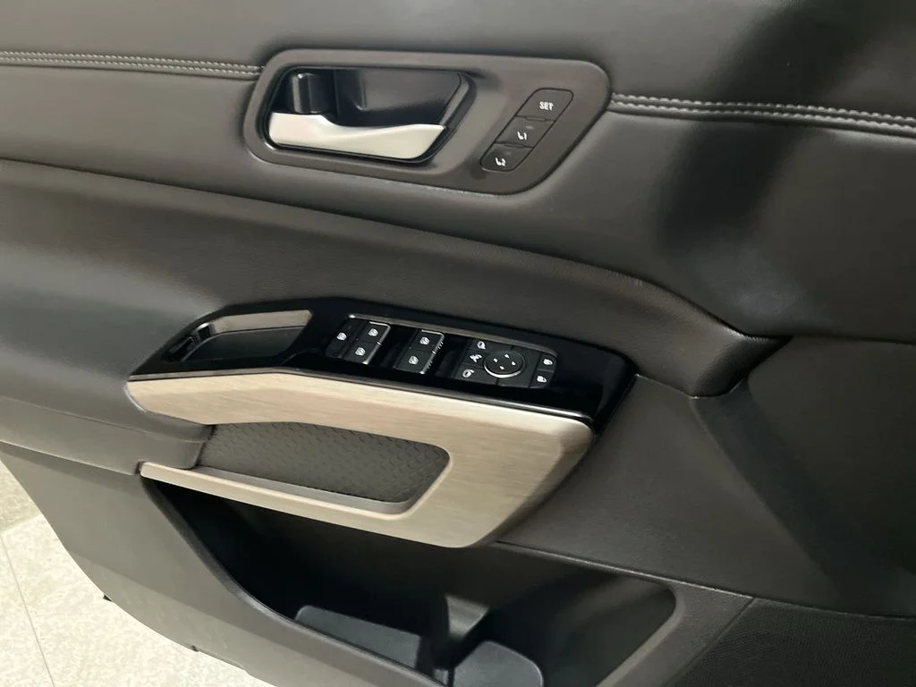Used 2024 White Nissan Platinum image 13