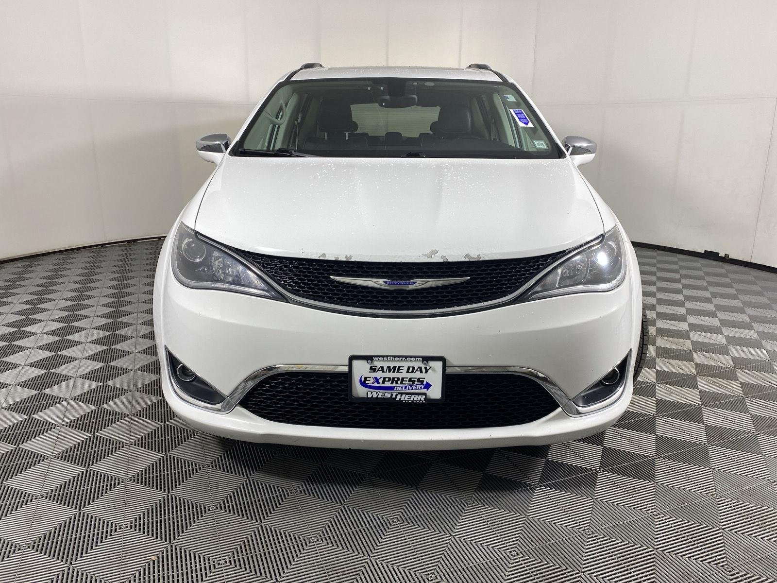 Used 2019 Bright White Clearcoat Chrysler Limited image 9