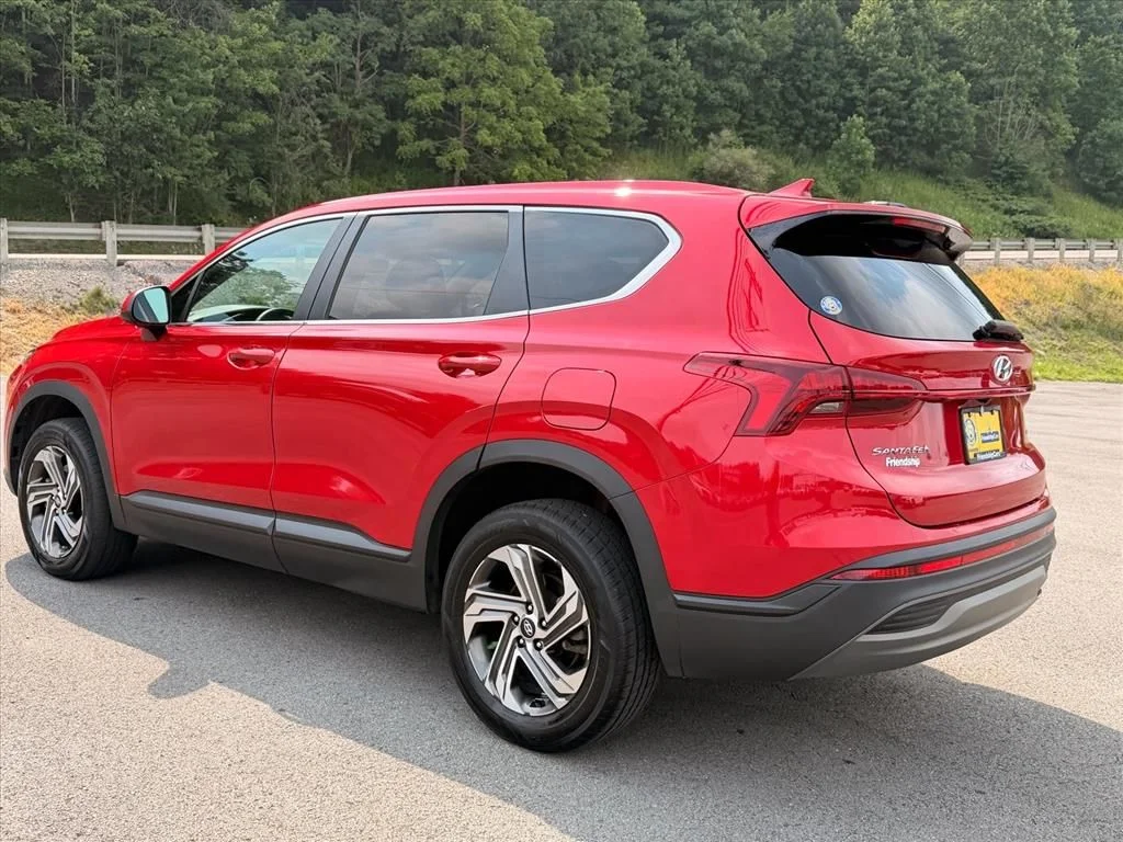 Used 2022 Red Hyundai SE image 5