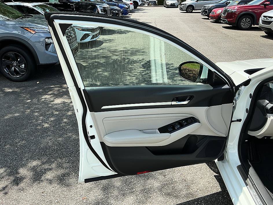 Used 2021 Pearl White Tricoat Nissan 2.5 SL image 11