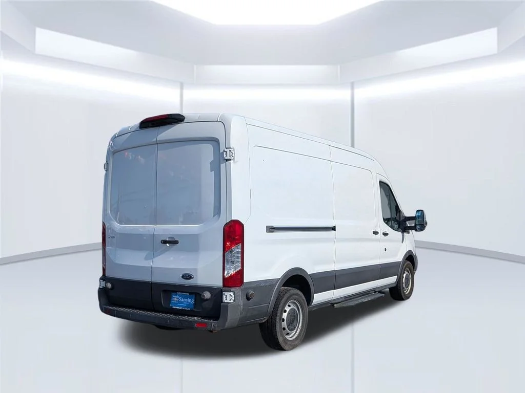 Used 2018  Ford Base image 5