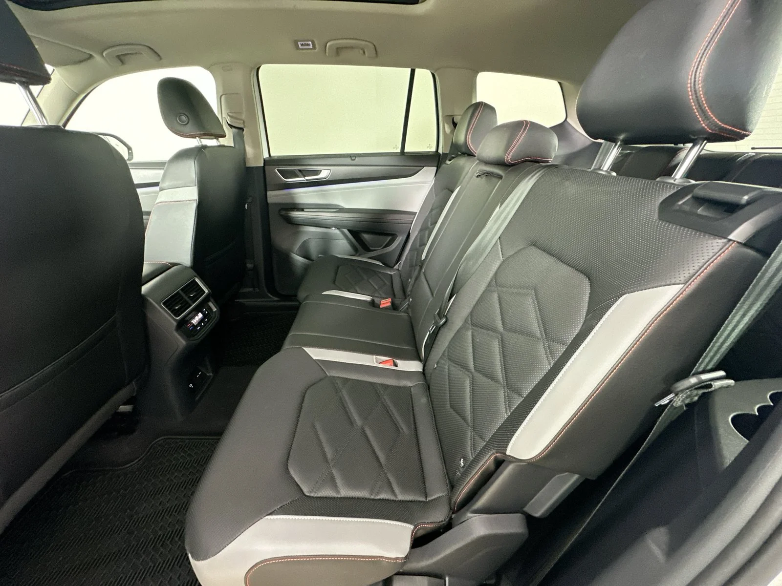 Used 2025  Volkswagen  image 38