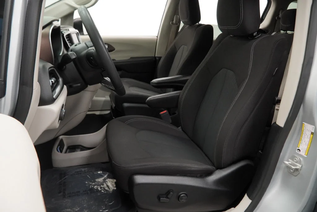 Used 2024 Silver Chrysler LX image 3