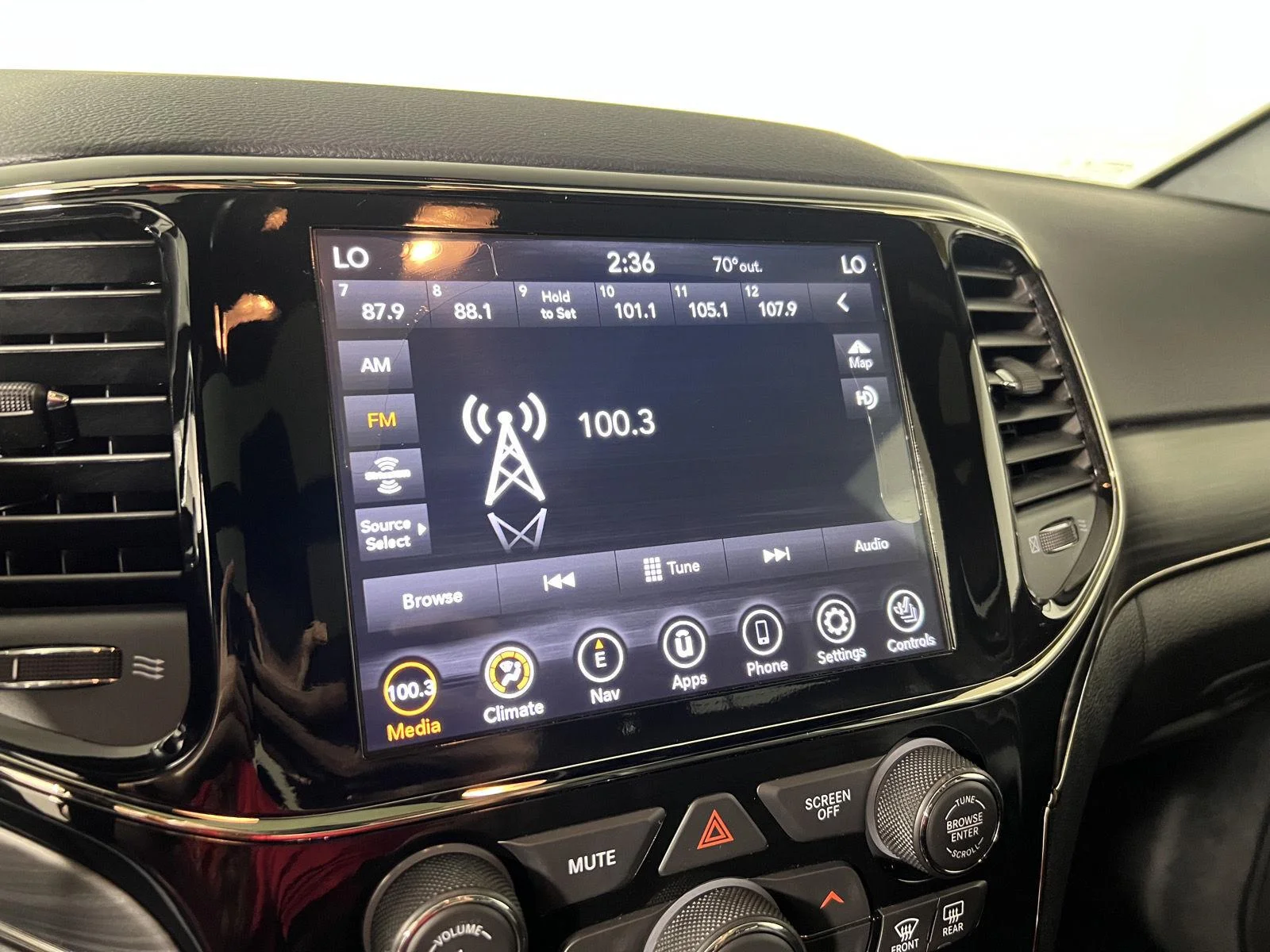 Used 2020 Diamond Black Crystal Pearlcoat Jeep Limited X image 17
