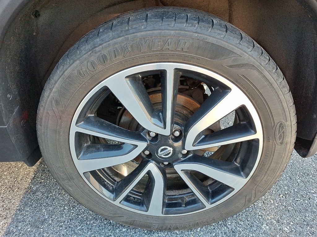 Used 2019 Green Nissan SL image 7