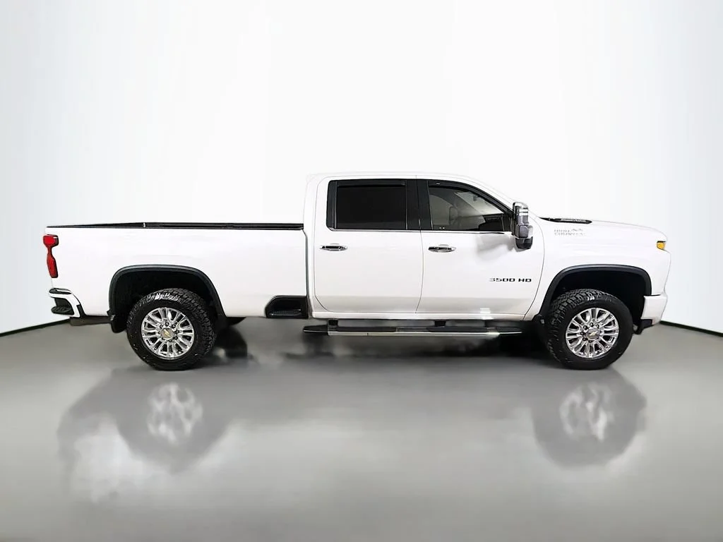 Used 2021 Iridescent Pearl Tricoat Chevrolet High Country image 5