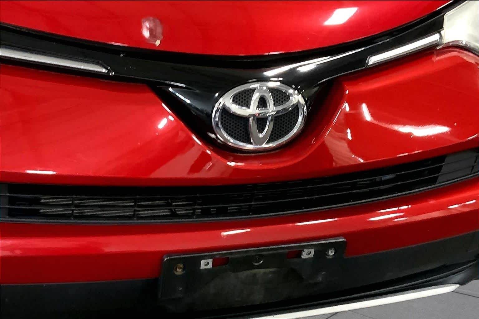 Used 2016 Barcelona Red Metallic Toyota XLE image 30