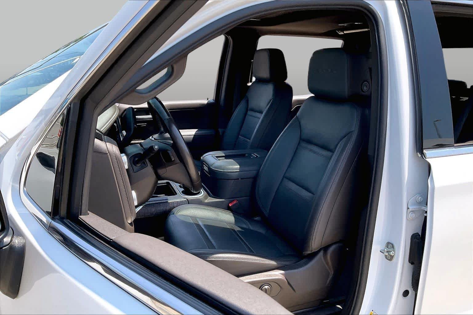 Used 2021 White Frost Tricoat GMC Denali image 8