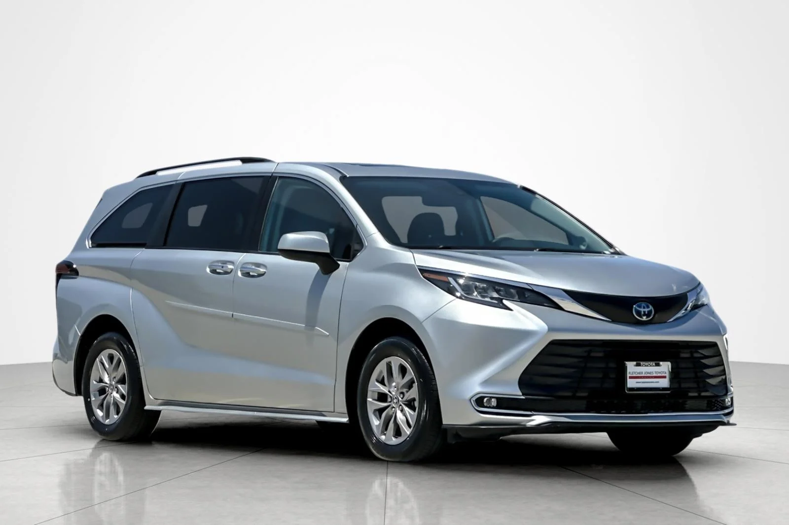 Used 2022 CELESTIAL SILVER MET Toyota XLE image 7